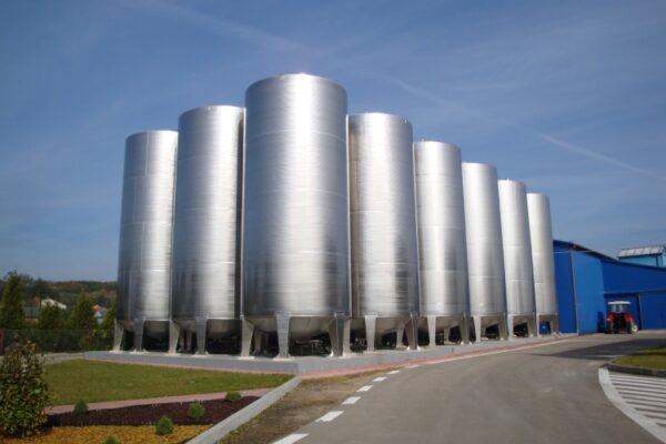 Nowoczesne zbiorniki przemysłowe w gospodarstwach rolnych – bezpieczeństwo i efektywność